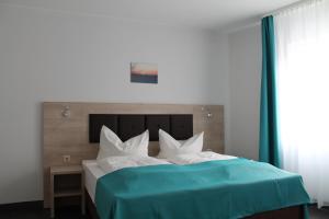 Postel nebo postele na pokoji v ubytování Hotel Steakhouse Am Rathaus