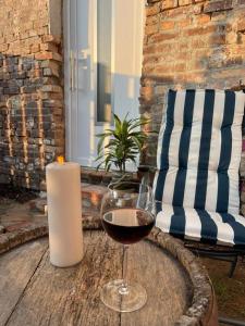 a glass of wine and a candle on a table at Urlaub nahe der Peene nähe der Ostsee in Rustow