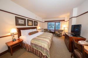 een hotelkamer met een bed en een flatscreen-tv bij Alyeska Resort in Girdwood