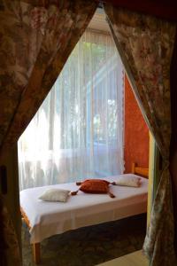 En eller flere senge i et værelse på Mihaila seaside: 2 bedroom bungalows Kefalonia