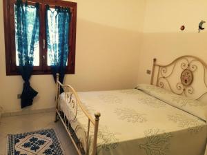 1 dormitorio con cama y ventana en Villa con vista sull’arcipelago della Maddalena en Palau