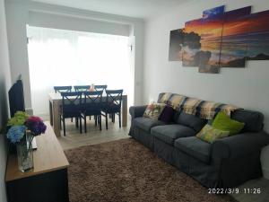 sala de estar con sofá y mesa en Precioso apartamento en Plentzia, en Plentzia