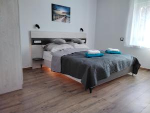 Voodi või voodid majutusasutuse fonyodapartman toas