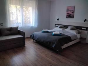 Voodi või voodid majutusasutuse fonyodapartman toas
