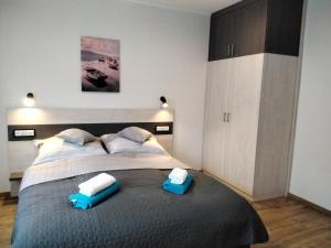 Voodi või voodid majutusasutuse fonyodapartman toas