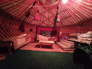 Una habitación con 2 camas en una tienda en Karakol Yurts Camp en Karakol
