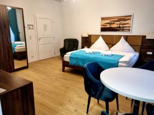 Un pat sau paturi într-o cameră la A&F Hotel Chemnitz