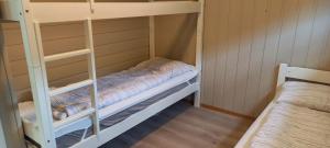 Etagenbett in einem Zimmer mit 2 Etagenbetten in der Unterkunft Vassel gård in Herand + 17 Fotos