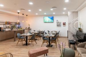a restaurant with tables and chairs and a bar at Neocore in Naples
