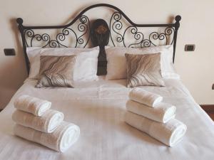 Una cama con dos toallas encima. en B&B Villa Letizia en San Vito Rimini
