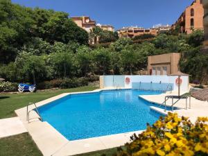 een zwembad in de tuin van een huis bij CT 139 - Cumbres de Riviera - Penthouse in Mijas Costa