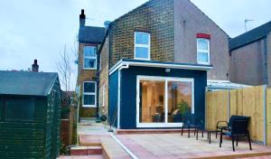 una casa con un patio di fronte di Beautiful Studio apartment in a house with parking a Erith