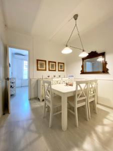 uma sala de jantar com uma mesa branca e cadeiras em Stay U-nique Apartments Gaudi II em Barcelona