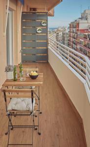 uma varanda com uma mesa e uma mesa numa varanda em Suite con terraza en el centro de Alicante em Alicante