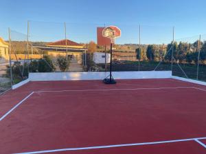 Tenis alebo squash v ubytovaní Villa Aljara alebo jeho okolí