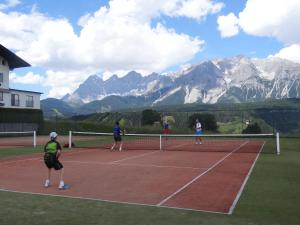 Tenis alebo squash v ubytovaní Haus Central alebo jeho okolí
