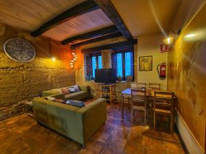 Televízia a/alebo spoločenská miestnosť v ubytovaní Albergue El Encanto