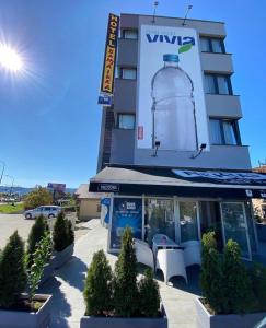 un gran edificio con una gran botella de agua. en Hotel Banja Luka, en Banja Luka