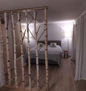1 dormitorio con 1 cama con abedules enfrente en Ferienwohnung Probst, en Ellenz-Poltersdorf