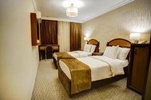 Nairoukh Hotel Aqaba tesisinde bir odada yatak veya yataklar