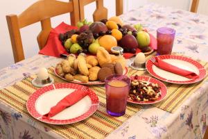 スキアトスタウンにあるKiratsos Houseの食品・果物の盛り合わせが入ったテーブル
