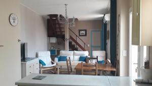 een woonkamer met stoelen, een bank en een tafel bij La Petite Maison in La Seyne-sur-Mer