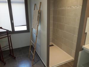 La salle de bains est pourvue d'une douche à l'italienne et d'une fenêtre. dans l'établissement La Bonne Rencontre, à Chassiers