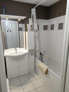 ein Badezimmer mit einem Waschbecken, einer Dusche und einer Badewanne in der Unterkunft fecamp in Fécamp