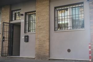 un edificio con una puerta y ventanas blancas en B&BO SAGO, en Bolonia