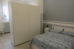 1 dormitorio con 1 cama y armario grande en B&BO SAGO, en Bolonia