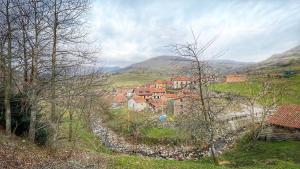 uma pequena cidade numa colina com um rio em La Valuisilla, hotel rural em Cicera