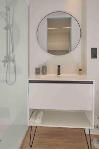 uma casa de banho com um lavatório e um espelho em Suite con terraza en el centro de Alicante em Alicante