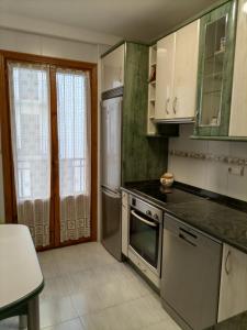 una cocina con electrodomésticos de acero inoxidable y una ventana en Xotola, en Elizondo