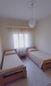 een slaapkamer met 2 bedden en een raam bij Eden 96 in Camporosso