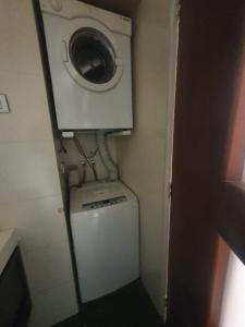 a washer and dryer in a small bathroom at Departamento en Providencia cerca del Costanera Center in Santiago