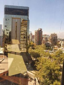 a view of a city with a tall building at Departamento en Providencia cerca del Costanera Center in Santiago