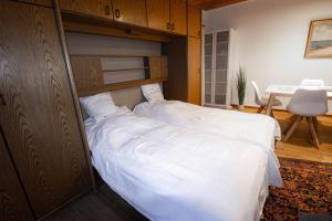 1 dormitorio con 2 camas y mesa de comedor en Lütt Hus Erna en Fehmarn