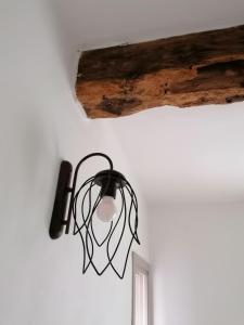 una lámpara negra colgada en una pared blanca en la Mafalda in Oltrepo, en Codevilla