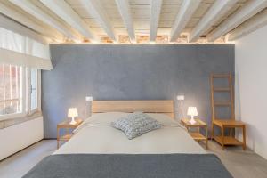 a bedroom with a large bed and two lamps at Ramo del teatro Canal view in Venice
