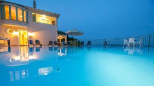 Bazén v ubytovaní Kerasia Bay View Villa alebo v jeho blízkosti