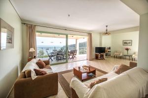 Televízia a/alebo spoločenská miestnosť v ubytovaní Kerasia Bay View Villa