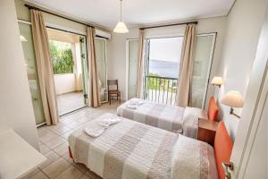 Posteľ alebo postele v izbe v ubytovaní Kerasia Bay View Villa + 37 fotografií