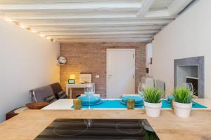a dining room with a table and a living room at Ramo del teatro Canal view in Venice