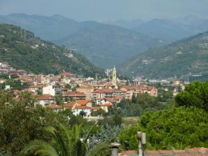 uitzicht op een stad met bergen op de achtergrond bij Eden 96 in Camporosso