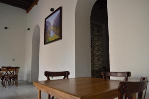 a dining room with a wooden table and chairs at PEQUEÑO ENCANTO Hotel Boutique in Actopan