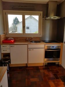 uma cozinha com um lavatório e uma janela em Chalet Malmedy em Malmedy