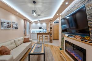 A television and/or entertainment centre at Zlatibor Apartmani Kum