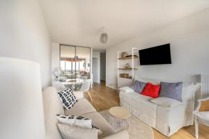 Atpūtas zona naktsmītnē Bright Apt With Balcony And Sea View