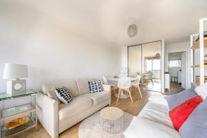 Atpūtas zona naktsmītnē Bright Apt With Balcony And Sea View