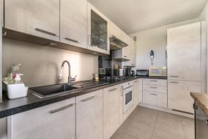 Virtuve vai virtuves zona naktsmītnē Bright Apt With Balcony And Sea View